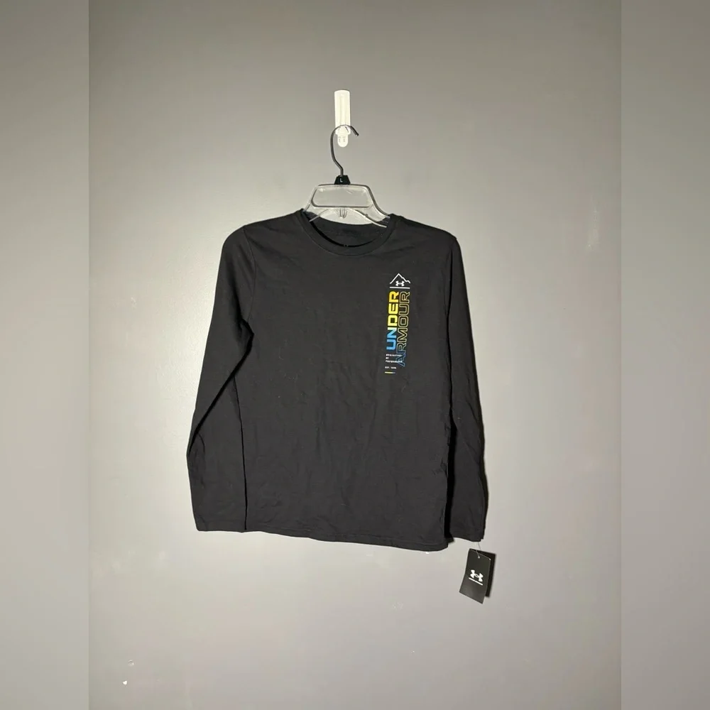 Under Armor Gradiest Banner Long Sleeve Boys Size Large